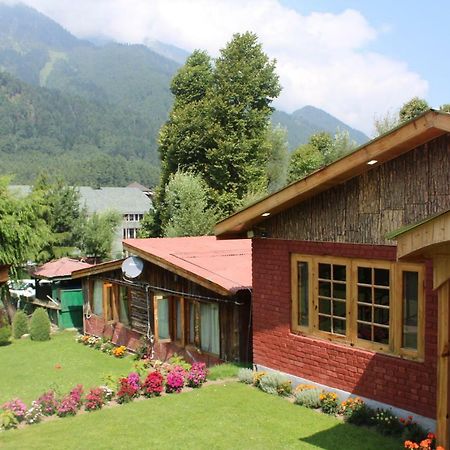 Volga Hotel Pahalgam Exterior photo