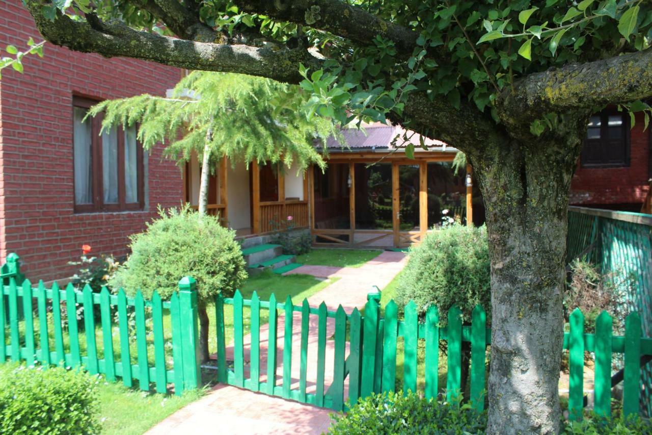 Volga Hotel Pahalgam Exterior photo