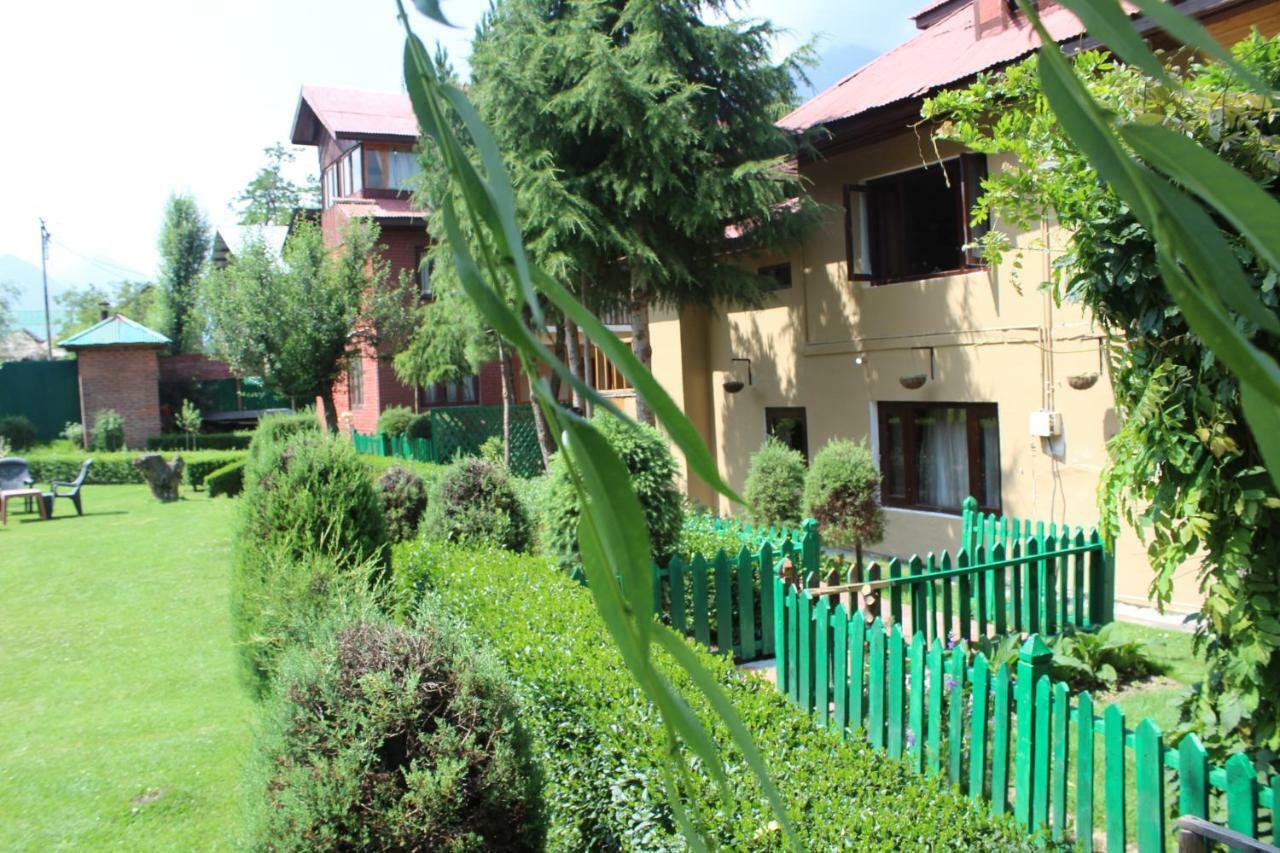 Volga Hotel Pahalgam Exterior photo